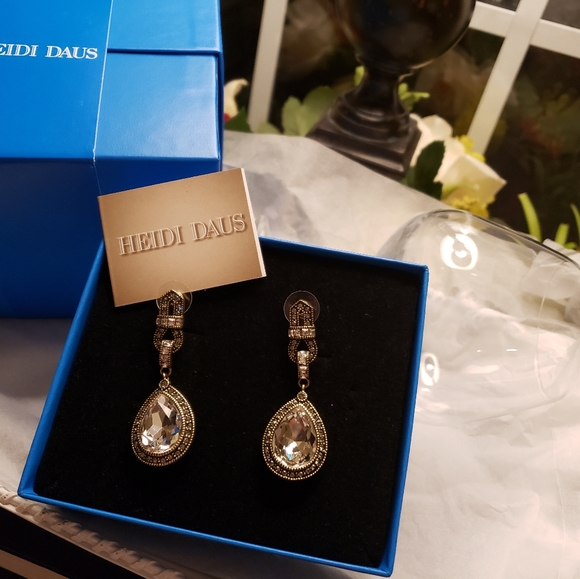 🛍Heidi Daus  Stunning Earrings - Picture 13 of 13